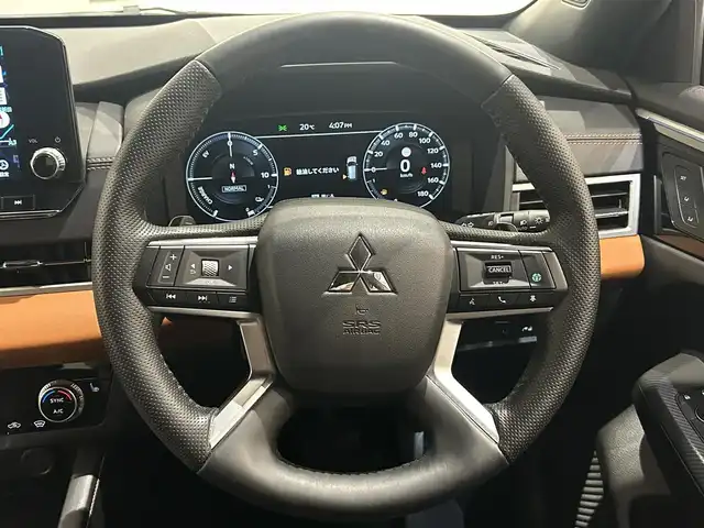 三菱 アウトランダー ＰＨＥＶ P 新潟県 2022(令4)年 5.8万km ホワイトダイヤモンド ナビゲーションシステム/・９インチＷＶＧＡディスプレイ/・地上デジタルＴＶチューナー/・BOSEプレミアムサウンドシステム/アンチロックブレーキシステム/ ブレーキアシスト/アクティブスタビリティコントロール/プリクラッシュブレーキアシスト/パワーシート/シートヒーター