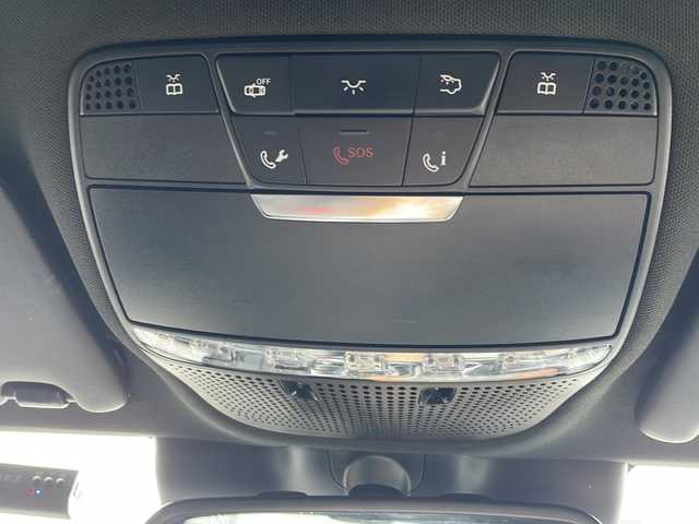 メルセデス・ベンツ Ｃ２２０ｄ ローレウスエディション 徳島県 2017(平29)年 7.5万km カバンサイトブルー AMGライン/黒革シート/ディーゼルターボ/純正ナビ/（Bluetooth/フルセグTV/CD/DVD/FM/AM）/バックカメラ/ステアリングパイロット/前席シートヒーター/前席パワーシート/LKA/前後コーナーセンサー/ヘッドアップディスプレイ/LEDヘッドライト/オートライト/純正18AW/純正フロアマット/ETC/スペアキー