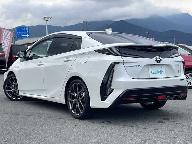 トヨタ プリウス ＰＨＶ Sナビパッケージ・GRスポーツ 山梨県 2019(平31)年 2.8万km ホワイトパールクリスタルシャイン 純正11.6インチメモリナビ/フルセグ/USB/AUX/バックカメラ/トヨタセーフティセンス/・レーンキープアシスト/・プリクラッシュセーフティ/・ハイビームアシスト/・レーダークルーズコントロール/純正LEDヘッドライト/純正GRスポーツ18インチAW/アイドリングストップ/プッシュスタート/ETC2.0/シートヒーター/ドライブレコーダー/スマートキー×2