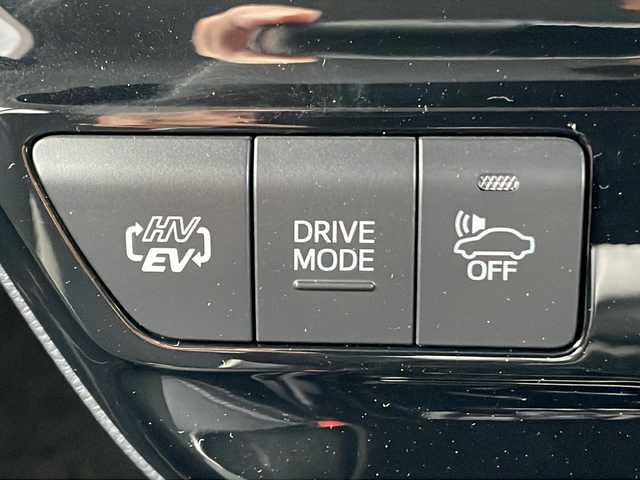 トヨタ プリウス ＰＨＶ Sナビパッケージ・GRスポーツ 山梨県 2019(平31)年 2.8万km ホワイトパールクリスタルシャイン 純正11.6インチメモリナビ/フルセグ/USB/AUX/バックカメラ/トヨタセーフティセンス/・レーンキープアシスト/・プリクラッシュセーフティ/・ハイビームアシスト/・レーダークルーズコントロール/純正LEDヘッドライト/純正GRスポーツ18インチAW/アイドリングストップ/プッシュスタート/ETC2.0/シートヒーター/ドライブレコーダー/スマートキー×2
