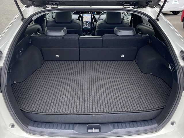 トヨタ プリウス ＰＨＶ Sナビパッケージ・GRスポーツ 山梨県 2019(平31)年 2.8万km ホワイトパールクリスタルシャイン 純正11.6インチメモリナビ/フルセグ/USB/AUX/バックカメラ/トヨタセーフティセンス/・レーンキープアシスト/・プリクラッシュセーフティ/・ハイビームアシスト/・レーダークルーズコントロール/純正LEDヘッドライト/純正GRスポーツ18インチAW/アイドリングストップ/プッシュスタート/ETC2.0/シートヒーター/ドライブレコーダー/スマートキー×2