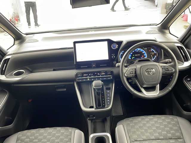 トヨタ ヴォクシー ハイブリッド S－Z 兵庫県 2023(令5)年 1.9万km ホワイトパールクリスタルシャイン ・ワンオーナー車/・純正10.5インチディスプレイオーディオナビ/・Bluetooth/Apple car play/Android Auto/TV/・バックカメラ/・トヨタセーフティセンス/・レーンディバーチャーアラート/・ブラインドスポットモニター/・プリクラッシュセーフティ/・クリアランスソナー/・リヤクロストラフィックアラート/・パーキングサポートブレーキ/・ロードサインアシスト/・安心降車アシスト/・レーダークルーズコントロール/・レーンチェンジアシスト/・ドライバーモニター/・発進遅れ告知/・後退速度抑制/・オートマチックハイビーム/・Advanced Drive/・両側パワースライドドア/・パワーバックドア/・革巻きステアリング/・ステアリングスイッチ/・ハーフレザーシート/・前席シートヒーター/・２列目シートヒーター/・nanoeX/・フロアマット/・純正17インチアルミホイール/・プロジェクター式三眼LEDオートライト/・前方ドライブレコーダー/・ビルドインETC2.0/・W＋サイドエアバッグ/・保証書/・取扱説明書