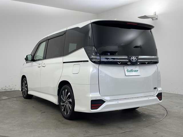 トヨタ ヴォクシー ハイブリッド S－Z 兵庫県 2023(令5)年 1.9万km ホワイトパールクリスタルシャイン ・ワンオーナー車/・純正10.5インチディスプレイオーディオナビ/・Bluetooth/Apple car play/Android Auto/TV/・バックカメラ/・トヨタセーフティセンス/・レーンディバーチャーアラート/・ブラインドスポットモニター/・プリクラッシュセーフティ/・クリアランスソナー/・リヤクロストラフィックアラート/・パーキングサポートブレーキ/・ロードサインアシスト/・安心降車アシスト/・レーダークルーズコントロール/・レーンチェンジアシスト/・ドライバーモニター/・発進遅れ告知/・後退速度抑制/・オートマチックハイビーム/・Advanced Drive/・両側パワースライドドア/・パワーバックドア/・革巻きステアリング/・ステアリングスイッチ/・ハーフレザーシート/・前席シートヒーター/・２列目シートヒーター/・nanoeX/・フロアマット/・純正17インチアルミホイール/・プロジェクター式三眼LEDオートライト/・前方ドライブレコーダー/・ビルドインETC2.0/・W＋サイドエアバッグ/・保証書/・取扱説明書