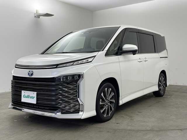 トヨタ ヴォクシー ハイブリッド S－Z 兵庫県 2023(令5)年 1.9万km ホワイトパールクリスタルシャイン ・ワンオーナー車/・純正10.5インチディスプレイオーディオナビ/・Bluetooth/Apple car play/Android Auto/TV/・バックカメラ/・トヨタセーフティセンス/・レーンディバーチャーアラート/・ブラインドスポットモニター/・プリクラッシュセーフティ/・クリアランスソナー/・リヤクロストラフィックアラート/・パーキングサポートブレーキ/・ロードサインアシスト/・安心降車アシスト/・レーダークルーズコントロール/・レーンチェンジアシスト/・ドライバーモニター/・発進遅れ告知/・後退速度抑制/・オートマチックハイビーム/・Advanced Drive/・両側パワースライドドア/・パワーバックドア/・革巻きステアリング/・ステアリングスイッチ/・ハーフレザーシート/・前席シートヒーター/・２列目シートヒーター/・nanoeX/・フロアマット/・純正17インチアルミホイール/・プロジェクター式三眼LEDオートライト/・前方ドライブレコーダー/・ビルドインETC2.0/・W＋サイドエアバッグ/・保証書/・取扱説明書
