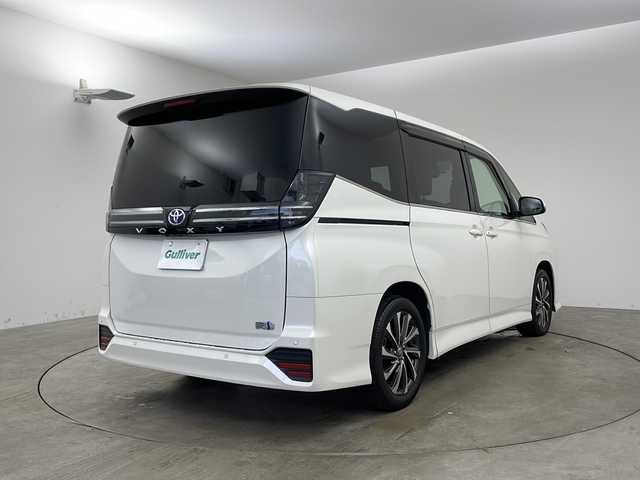 トヨタ ヴォクシー ハイブリッド S－Z 兵庫県 2023(令5)年 1.9万km ホワイトパールクリスタルシャイン ・ワンオーナー車/・純正10.5インチディスプレイオーディオナビ/・Bluetooth/Apple car play/Android Auto/TV/・バックカメラ/・トヨタセーフティセンス/・レーンディバーチャーアラート/・ブラインドスポットモニター/・プリクラッシュセーフティ/・クリアランスソナー/・リヤクロストラフィックアラート/・パーキングサポートブレーキ/・ロードサインアシスト/・安心降車アシスト/・レーダークルーズコントロール/・レーンチェンジアシスト/・ドライバーモニター/・発進遅れ告知/・後退速度抑制/・オートマチックハイビーム/・Advanced Drive/・両側パワースライドドア/・パワーバックドア/・革巻きステアリング/・ステアリングスイッチ/・ハーフレザーシート/・前席シートヒーター/・２列目シートヒーター/・nanoeX/・フロアマット/・純正17インチアルミホイール/・プロジェクター式三眼LEDオートライト/・前方ドライブレコーダー/・ビルドインETC2.0/・W＋サイドエアバッグ/・保証書/・取扱説明書