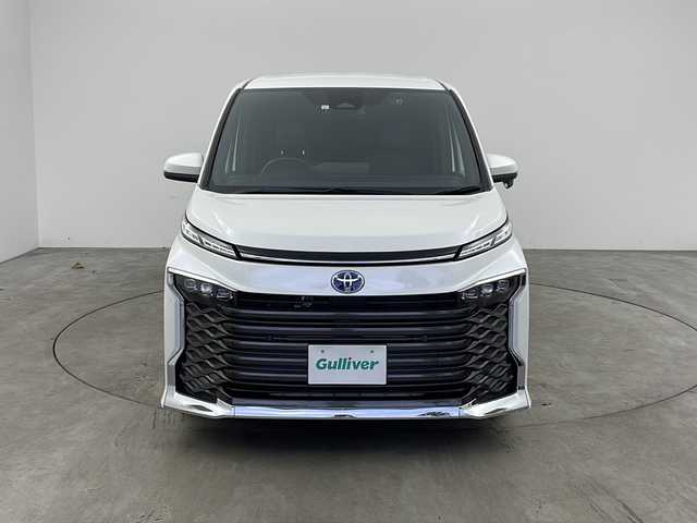 トヨタ ヴォクシー ハイブリッド S－Z 兵庫県 2023(令5)年 1.9万km ホワイトパールクリスタルシャイン ・ワンオーナー車/・純正10.5インチディスプレイオーディオナビ/・Bluetooth/Apple car play/Android Auto/TV/・バックカメラ/・トヨタセーフティセンス/・レーンディバーチャーアラート/・ブラインドスポットモニター/・プリクラッシュセーフティ/・クリアランスソナー/・リヤクロストラフィックアラート/・パーキングサポートブレーキ/・ロードサインアシスト/・安心降車アシスト/・レーダークルーズコントロール/・レーンチェンジアシスト/・ドライバーモニター/・発進遅れ告知/・後退速度抑制/・オートマチックハイビーム/・Advanced Drive/・両側パワースライドドア/・パワーバックドア/・革巻きステアリング/・ステアリングスイッチ/・ハーフレザーシート/・前席シートヒーター/・２列目シートヒーター/・nanoeX/・フロアマット/・純正17インチアルミホイール/・プロジェクター式三眼LEDオートライト/・前方ドライブレコーダー/・ビルドインETC2.0/・W＋サイドエアバッグ/・保証書/・取扱説明書