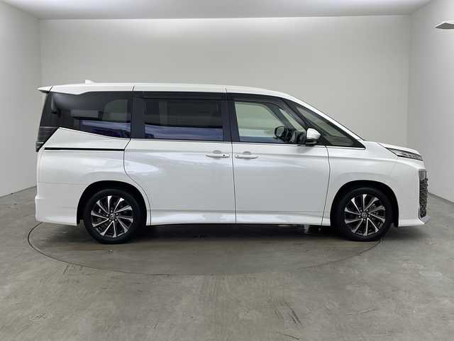 トヨタ ヴォクシー ハイブリッド S－Z 兵庫県 2023(令5)年 1.9万km ホワイトパールクリスタルシャイン ・ワンオーナー車/・純正10.5インチディスプレイオーディオナビ/・Bluetooth/Apple car play/Android Auto/TV/・バックカメラ/・トヨタセーフティセンス/・レーンディバーチャーアラート/・ブラインドスポットモニター/・プリクラッシュセーフティ/・クリアランスソナー/・リヤクロストラフィックアラート/・パーキングサポートブレーキ/・ロードサインアシスト/・安心降車アシスト/・レーダークルーズコントロール/・レーンチェンジアシスト/・ドライバーモニター/・発進遅れ告知/・後退速度抑制/・オートマチックハイビーム/・Advanced Drive/・両側パワースライドドア/・パワーバックドア/・革巻きステアリング/・ステアリングスイッチ/・ハーフレザーシート/・前席シートヒーター/・２列目シートヒーター/・nanoeX/・フロアマット/・純正17インチアルミホイール/・プロジェクター式三眼LEDオートライト/・前方ドライブレコーダー/・ビルドインETC2.0/・W＋サイドエアバッグ/・保証書/・取扱説明書