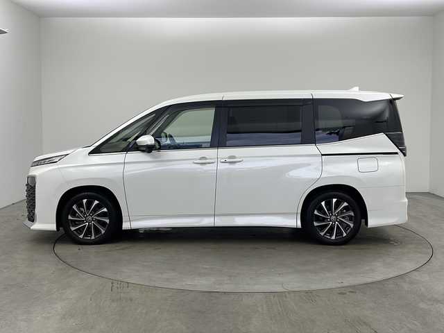 トヨタ ヴォクシー ハイブリッド S－Z 兵庫県 2023(令5)年 1.9万km ホワイトパールクリスタルシャイン ・ワンオーナー車/・純正10.5インチディスプレイオーディオナビ/・Bluetooth/Apple car play/Android Auto/TV/・バックカメラ/・トヨタセーフティセンス/・レーンディバーチャーアラート/・ブラインドスポットモニター/・プリクラッシュセーフティ/・クリアランスソナー/・リヤクロストラフィックアラート/・パーキングサポートブレーキ/・ロードサインアシスト/・安心降車アシスト/・レーダークルーズコントロール/・レーンチェンジアシスト/・ドライバーモニター/・発進遅れ告知/・後退速度抑制/・オートマチックハイビーム/・Advanced Drive/・両側パワースライドドア/・パワーバックドア/・革巻きステアリング/・ステアリングスイッチ/・ハーフレザーシート/・前席シートヒーター/・２列目シートヒーター/・nanoeX/・フロアマット/・純正17インチアルミホイール/・プロジェクター式三眼LEDオートライト/・前方ドライブレコーダー/・ビルドインETC2.0/・W＋サイドエアバッグ/・保証書/・取扱説明書