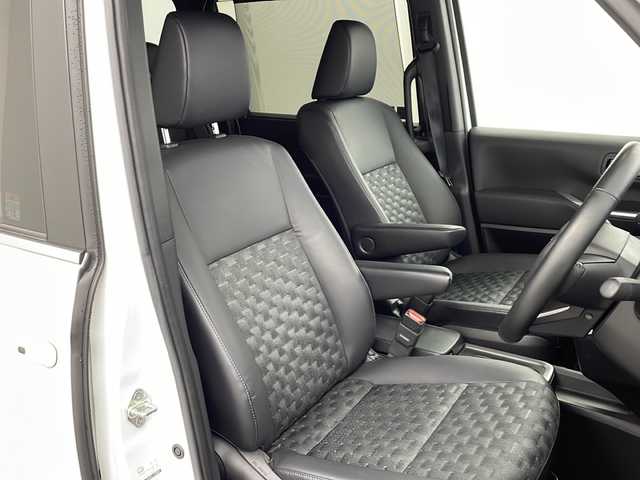 トヨタ ヴォクシー ハイブリッド S－Z 兵庫県 2023(令5)年 1.9万km ホワイトパールクリスタルシャイン ・ワンオーナー車/・純正10.5インチディスプレイオーディオナビ/・Bluetooth/Apple car play/Android Auto/TV/・バックカメラ/・トヨタセーフティセンス/・レーンディバーチャーアラート/・ブラインドスポットモニター/・プリクラッシュセーフティ/・クリアランスソナー/・リヤクロストラフィックアラート/・パーキングサポートブレーキ/・ロードサインアシスト/・安心降車アシスト/・レーダークルーズコントロール/・レーンチェンジアシスト/・ドライバーモニター/・発進遅れ告知/・後退速度抑制/・オートマチックハイビーム/・Advanced Drive/・両側パワースライドドア/・パワーバックドア/・革巻きステアリング/・ステアリングスイッチ/・ハーフレザーシート/・前席シートヒーター/・２列目シートヒーター/・nanoeX/・フロアマット/・純正17インチアルミホイール/・プロジェクター式三眼LEDオートライト/・前方ドライブレコーダー/・ビルドインETC2.0/・W＋サイドエアバッグ/・保証書/・取扱説明書