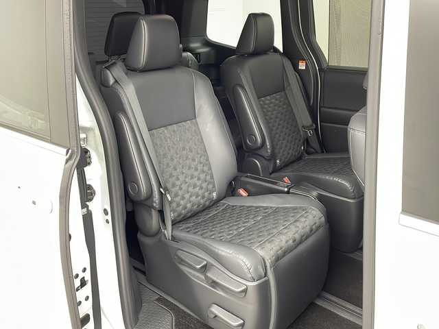 トヨタ ヴォクシー ハイブリッド S－Z 兵庫県 2023(令5)年 1.9万km ホワイトパールクリスタルシャイン ・ワンオーナー車/・純正10.5インチディスプレイオーディオナビ/・Bluetooth/Apple car play/Android Auto/TV/・バックカメラ/・トヨタセーフティセンス/・レーンディバーチャーアラート/・ブラインドスポットモニター/・プリクラッシュセーフティ/・クリアランスソナー/・リヤクロストラフィックアラート/・パーキングサポートブレーキ/・ロードサインアシスト/・安心降車アシスト/・レーダークルーズコントロール/・レーンチェンジアシスト/・ドライバーモニター/・発進遅れ告知/・後退速度抑制/・オートマチックハイビーム/・Advanced Drive/・両側パワースライドドア/・パワーバックドア/・革巻きステアリング/・ステアリングスイッチ/・ハーフレザーシート/・前席シートヒーター/・２列目シートヒーター/・nanoeX/・フロアマット/・純正17インチアルミホイール/・プロジェクター式三眼LEDオートライト/・前方ドライブレコーダー/・ビルドインETC2.0/・W＋サイドエアバッグ/・保証書/・取扱説明書