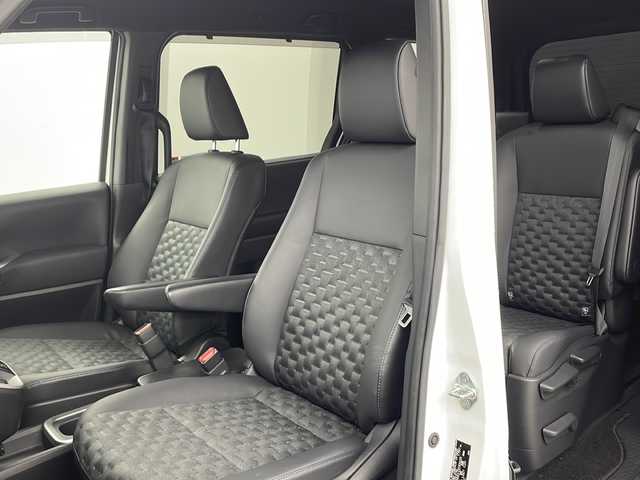 トヨタ ヴォクシー ハイブリッド S－Z 兵庫県 2023(令5)年 1.9万km ホワイトパールクリスタルシャイン ・ワンオーナー車/・純正10.5インチディスプレイオーディオナビ/・Bluetooth/Apple car play/Android Auto/TV/・バックカメラ/・トヨタセーフティセンス/・レーンディバーチャーアラート/・ブラインドスポットモニター/・プリクラッシュセーフティ/・クリアランスソナー/・リヤクロストラフィックアラート/・パーキングサポートブレーキ/・ロードサインアシスト/・安心降車アシスト/・レーダークルーズコントロール/・レーンチェンジアシスト/・ドライバーモニター/・発進遅れ告知/・後退速度抑制/・オートマチックハイビーム/・Advanced Drive/・両側パワースライドドア/・パワーバックドア/・革巻きステアリング/・ステアリングスイッチ/・ハーフレザーシート/・前席シートヒーター/・２列目シートヒーター/・nanoeX/・フロアマット/・純正17インチアルミホイール/・プロジェクター式三眼LEDオートライト/・前方ドライブレコーダー/・ビルドインETC2.0/・W＋サイドエアバッグ/・保証書/・取扱説明書