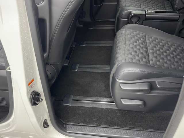 トヨタ ヴォクシー ハイブリッド S－Z 兵庫県 2023(令5)年 1.9万km ホワイトパールクリスタルシャイン ・ワンオーナー車/・純正10.5インチディスプレイオーディオナビ/・Bluetooth/Apple car play/Android Auto/TV/・バックカメラ/・トヨタセーフティセンス/・レーンディバーチャーアラート/・ブラインドスポットモニター/・プリクラッシュセーフティ/・クリアランスソナー/・リヤクロストラフィックアラート/・パーキングサポートブレーキ/・ロードサインアシスト/・安心降車アシスト/・レーダークルーズコントロール/・レーンチェンジアシスト/・ドライバーモニター/・発進遅れ告知/・後退速度抑制/・オートマチックハイビーム/・Advanced Drive/・両側パワースライドドア/・パワーバックドア/・革巻きステアリング/・ステアリングスイッチ/・ハーフレザーシート/・前席シートヒーター/・２列目シートヒーター/・nanoeX/・フロアマット/・純正17インチアルミホイール/・プロジェクター式三眼LEDオートライト/・前方ドライブレコーダー/・ビルドインETC2.0/・W＋サイドエアバッグ/・保証書/・取扱説明書