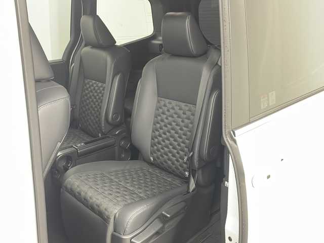 トヨタ ヴォクシー ハイブリッド S－Z 兵庫県 2023(令5)年 1.9万km ホワイトパールクリスタルシャイン ・ワンオーナー車/・純正10.5インチディスプレイオーディオナビ/・Bluetooth/Apple car play/Android Auto/TV/・バックカメラ/・トヨタセーフティセンス/・レーンディバーチャーアラート/・ブラインドスポットモニター/・プリクラッシュセーフティ/・クリアランスソナー/・リヤクロストラフィックアラート/・パーキングサポートブレーキ/・ロードサインアシスト/・安心降車アシスト/・レーダークルーズコントロール/・レーンチェンジアシスト/・ドライバーモニター/・発進遅れ告知/・後退速度抑制/・オートマチックハイビーム/・Advanced Drive/・両側パワースライドドア/・パワーバックドア/・革巻きステアリング/・ステアリングスイッチ/・ハーフレザーシート/・前席シートヒーター/・２列目シートヒーター/・nanoeX/・フロアマット/・純正17インチアルミホイール/・プロジェクター式三眼LEDオートライト/・前方ドライブレコーダー/・ビルドインETC2.0/・W＋サイドエアバッグ/・保証書/・取扱説明書