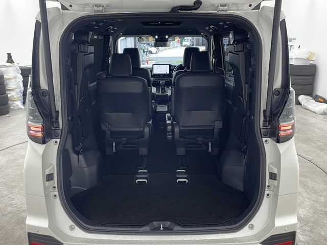 トヨタ ヴォクシー ハイブリッド S－Z 兵庫県 2023(令5)年 1.9万km ホワイトパールクリスタルシャイン ・ワンオーナー車/・純正10.5インチディスプレイオーディオナビ/・Bluetooth/Apple car play/Android Auto/TV/・バックカメラ/・トヨタセーフティセンス/・レーンディバーチャーアラート/・ブラインドスポットモニター/・プリクラッシュセーフティ/・クリアランスソナー/・リヤクロストラフィックアラート/・パーキングサポートブレーキ/・ロードサインアシスト/・安心降車アシスト/・レーダークルーズコントロール/・レーンチェンジアシスト/・ドライバーモニター/・発進遅れ告知/・後退速度抑制/・オートマチックハイビーム/・Advanced Drive/・両側パワースライドドア/・パワーバックドア/・革巻きステアリング/・ステアリングスイッチ/・ハーフレザーシート/・前席シートヒーター/・２列目シートヒーター/・nanoeX/・フロアマット/・純正17インチアルミホイール/・プロジェクター式三眼LEDオートライト/・前方ドライブレコーダー/・ビルドインETC2.0/・W＋サイドエアバッグ/・保証書/・取扱説明書