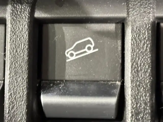 スズキ ジムニー シエラ JC 愛知県 2020(令2)年 2.6万km シフォンアイボリーM カロッツェリア８インチナビ　/（iPod/USB/SD/CD・DVD再生/地デジ/FM/AM/Bluetooth/SMART USEN)/衝突軽減ブレーキ　/シートヒーター　/ＥＴＣ　/バックカメラ　/ドライブレコーダー　/ＬＥＤヘッドライト　/クルーズコントロール　/車線逸脱警報　/ダウンヒルアシスト　/横滑り防止　/ＩＳＯＦＩＸ　/フォグランプ/プッシュスタート/　　-スマートキー