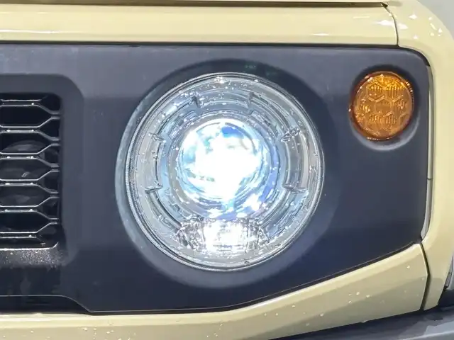 スズキ ジムニー シエラ JC 愛知県 2020(令2)年 2.6万km シフォンアイボリーM カロッツェリア８インチナビ　/（iPod/USB/SD/CD・DVD再生/地デジ/FM/AM/Bluetooth/SMART USEN)/衝突軽減ブレーキ　/シートヒーター　/ＥＴＣ　/バックカメラ　/ドライブレコーダー　/ＬＥＤヘッドライト　/クルーズコントロール　/車線逸脱警報　/ダウンヒルアシスト　/横滑り防止　/ＩＳＯＦＩＸ　/フォグランプ/プッシュスタート/　　-スマートキー