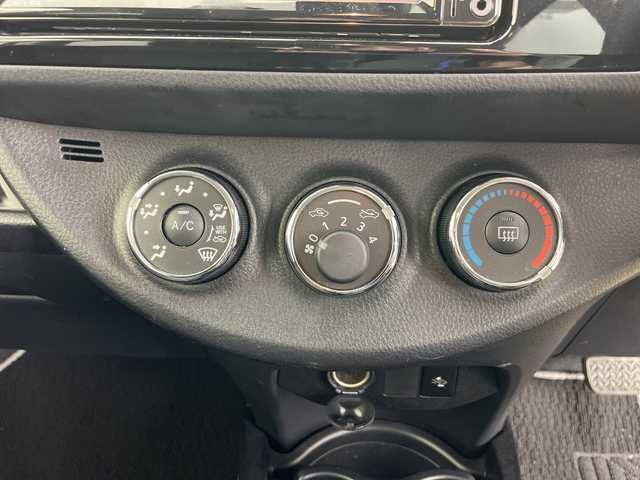 トヨタ ヴィッツ F セーフティーエディションⅢ 道央・札幌 2019(令1)年 0.6万km ホワイトパールクリスタルシャイン ・4WD/・純正ナビ（NSCN-W68）/・BT&CD&SD&AUX&ワンセグTV/・バックカメラ/・プリクラッシュセーフティ/・レーンキープアシスト/・横滑り防止装置/・ビルトインETC/・社外ドラレコ前後/・電動格納ミラー/・LEDヘッドライト/・オートライト/・オートマチックハイビーム/・プッシュスタート/・スマートキー