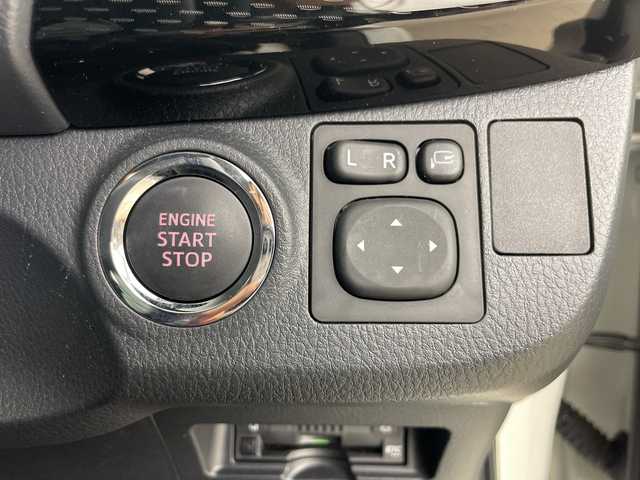 トヨタ ヴィッツ F セーフティーエディションⅢ 道央・札幌 2019(令1)年 0.6万km ホワイトパールクリスタルシャイン ・4WD/・純正ナビ（NSCN-W68）/・BT&CD&SD&AUX&ワンセグTV/・バックカメラ/・プリクラッシュセーフティ/・レーンキープアシスト/・横滑り防止装置/・ビルトインETC/・社外ドラレコ前後/・電動格納ミラー/・LEDヘッドライト/・オートライト/・オートマチックハイビーム/・プッシュスタート/・スマートキー