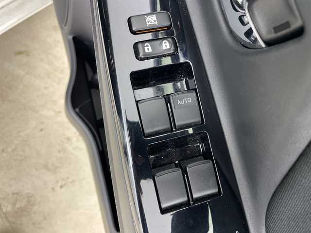 トヨタ ヴィッツ F セーフティーエディションⅢ 道央・札幌 2019(令1)年 0.6万km ホワイトパールクリスタルシャイン ・4WD/・純正ナビ（NSCN-W68）/・BT&CD&SD&AUX&ワンセグTV/・バックカメラ/・プリクラッシュセーフティ/・レーンキープアシスト/・横滑り防止装置/・ビルトインETC/・社外ドラレコ前後/・電動格納ミラー/・LEDヘッドライト/・オートライト/・オートマチックハイビーム/・プッシュスタート/・スマートキー