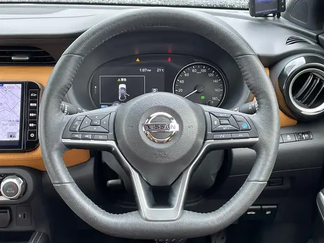 日産 キックス X ツートーンインテリアED 香川県 2020(令2)年 2.3万km ピュアブラック 登録時走行距離：22414km/純正SDナビゲーション/→CD/DVD/BT/→フルセグTV/全方位カメラ/前後ドライブレコーダー/インテリジェントルームミラー/前席シートヒータ/ステアリングヒータ/ステアリングリモコン/革巻きステアリング/パワーステアリング/パワーウィンドウ/プッシュスタート/LEDオートライト/オートハイビーム/フォグランプ/プロパイロット/合皮ツートンカラーシート/ライトレベライザー/純正マット/プッシュスタート/スペアキー