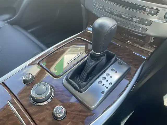 日産 フーガ 250VIP 愛知県 2015(平27)年 4.9万km クリスタルホワイトパール ワンオーナー/純正マルチHDDナビ/フルセグTV/CD/DVD再生/Bluetooth再生/ミュージックサーバー（HDD）/ETC/全方位カメラ/コーナーセンサー/本革シート/パワーシート（D/N）/シートシーター（D/N）/シートベンチレーション（D/N）/衝突軽減ブレーキ/サンルーフ/純正18インチアルミホイール/純正LEDヘッドライト/レーダークルーズコントロール/スマートキー/プッシュスタート/レーンキープアシスト/ブラインドスポットモニター/純正フロアマット