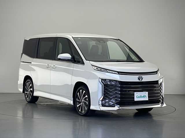 トヨタ ヴォクシー ハイブリッド S－Z 長野県 2025(令7)年 0.1千km ホワイトパールクリスタルシャイン ワンオーナー/純正メモリナビ&フルセグTV&CD&DVD&BT/トヨタセーフティセンス/アダプティブクルーズコントロール/レーンディパーチャーアラート/プリクラッシュセーフティー/プロアクティブドライビングアシスト/クリアランスソナー/パーキングサポートブレーキ/オートマチックハイビーム/ロードサインアシスト/先行車発進告知/両側パワースライドドア/ハーフレザーシート/前席シートヒーター/ステアリングスイッチ/ウォークスルー/2列目サンシェード/バックカメラ/ビルトインETC2.0/LEDヘッドライト/オートライト/電動格納ミラー/ウィンカーミラー/電動ホールド/オートホールド/純正17インチAW装着/純正フロアマット/プッシュスタート/スマートキー/スペアキー1本/取扱説明書/新車保証書