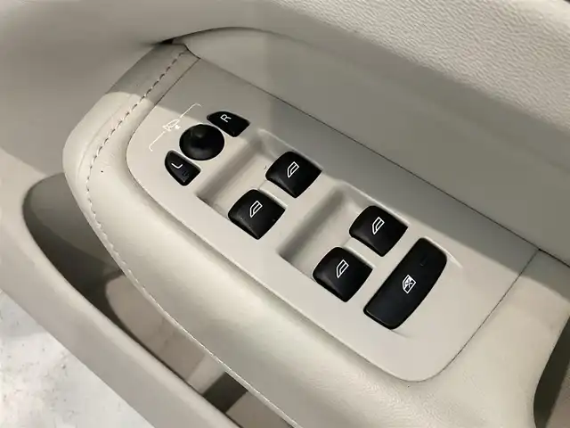 ボルボ ＸＣ６０ B5 AWD インスクリプション 熊本県 2020(令2)年 4.4万km クリスタルホワイトP ・スマートキー/・プッシュスタート/・City Safety/・レーンキープエイド/・ロードサインインフォメーション/・ドライバーアラート/・ハイビームアシスト/・パーキングアシスト/・クロストラフィックアラート/・車検警告/・ブラインドスポットモニター/・アクティブ・ベンディング・ライト/・衝突回避/・クルーズコントロール(追従式)/・グレー革シート/・前席パワーシート/・前席エアシート /・全席シートヒーター /・ハンドルヒーター /・純正メモリナビ/　【Bluetooth・USB・AppleCarPlay・AnsroidAuto】/・harman/kardonサウンドシステム/・フルセグTV/・全方位カメラ/・ETC/・ドライブレコーダー(前後録画)/・パワーバックドア/・LEDヘッドランプ/・LEDフォグランプ/・純正マット