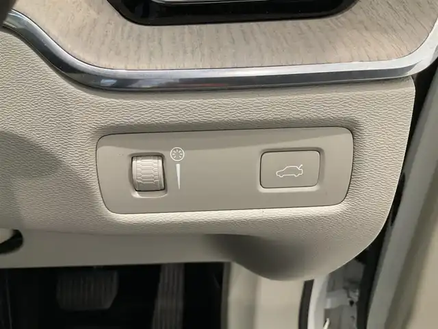 ボルボ ＸＣ６０ B5 AWD インスクリプション 熊本県 2020(令2)年 4.4万km クリスタルホワイトP ・スマートキー/・プッシュスタート/・City Safety/・レーンキープエイド/・ロードサインインフォメーション/・ドライバーアラート/・ハイビームアシスト/・パーキングアシスト/・クロストラフィックアラート/・車検警告/・ブラインドスポットモニター/・アクティブ・ベンディング・ライト/・衝突回避/・クルーズコントロール(追従式)/・グレー革シート/・前席パワーシート/・前席エアシート /・全席シートヒーター /・ハンドルヒーター /・純正メモリナビ/　【Bluetooth・USB・AppleCarPlay・AnsroidAuto】/・harman/kardonサウンドシステム/・フルセグTV/・全方位カメラ/・ETC/・ドライブレコーダー(前後録画)/・パワーバックドア/・LEDヘッドランプ/・LEDフォグランプ/・純正マット
