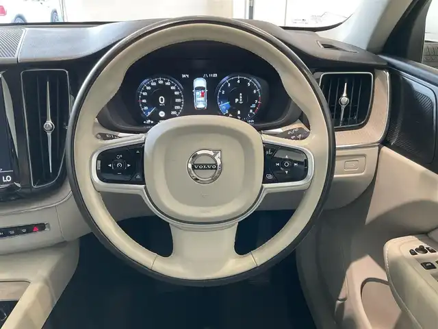 ボルボ ＸＣ６０ B5 AWD インスクリプション 熊本県 2020(令2)年 4.4万km クリスタルホワイトP ・スマートキー/・プッシュスタート/・City Safety/・レーンキープエイド/・ロードサインインフォメーション/・ドライバーアラート/・ハイビームアシスト/・パーキングアシスト/・クロストラフィックアラート/・車検警告/・ブラインドスポットモニター/・アクティブ・ベンディング・ライト/・衝突回避/・クルーズコントロール(追従式)/・グレー革シート/・前席パワーシート/・前席エアシート /・全席シートヒーター /・ハンドルヒーター /・純正メモリナビ/　【Bluetooth・USB・AppleCarPlay・AnsroidAuto】/・harman/kardonサウンドシステム/・フルセグTV/・全方位カメラ/・ETC/・ドライブレコーダー(前後録画)/・パワーバックドア/・LEDヘッドランプ/・LEDフォグランプ/・純正マット