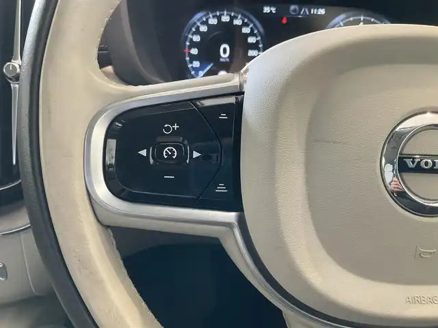 ボルボ ＸＣ６０ B5 AWD インスクリプション 熊本県 2020(令2)年 4.4万km クリスタルホワイトP ・スマートキー/・プッシュスタート/・City Safety/・レーンキープエイド/・ロードサインインフォメーション/・ドライバーアラート/・ハイビームアシスト/・パーキングアシスト/・クロストラフィックアラート/・車検警告/・ブラインドスポットモニター/・アクティブ・ベンディング・ライト/・衝突回避/・クルーズコントロール(追従式)/・グレー革シート/・前席パワーシート/・前席エアシート /・全席シートヒーター /・ハンドルヒーター /・純正メモリナビ/　【Bluetooth・USB・AppleCarPlay・AnsroidAuto】/・harman/kardonサウンドシステム/・フルセグTV/・全方位カメラ/・ETC/・ドライブレコーダー(前後録画)/・パワーバックドア/・LEDヘッドランプ/・LEDフォグランプ/・純正マット