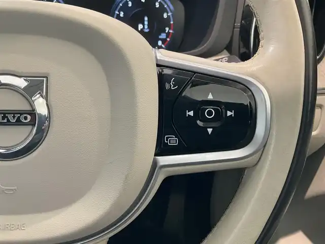 ボルボ ＸＣ６０ B5 AWD インスクリプション 熊本県 2020(令2)年 4.4万km クリスタルホワイトP ・スマートキー/・プッシュスタート/・City Safety/・レーンキープエイド/・ロードサインインフォメーション/・ドライバーアラート/・ハイビームアシスト/・パーキングアシスト/・クロストラフィックアラート/・車検警告/・ブラインドスポットモニター/・アクティブ・ベンディング・ライト/・衝突回避/・クルーズコントロール(追従式)/・グレー革シート/・前席パワーシート/・前席エアシート /・全席シートヒーター /・ハンドルヒーター /・純正メモリナビ/　【Bluetooth・USB・AppleCarPlay・AnsroidAuto】/・harman/kardonサウンドシステム/・フルセグTV/・全方位カメラ/・ETC/・ドライブレコーダー(前後録画)/・パワーバックドア/・LEDヘッドランプ/・LEDフォグランプ/・純正マット