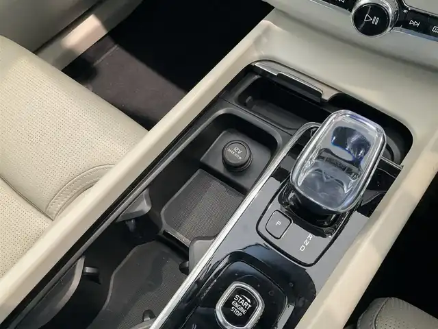 ボルボ ＸＣ６０ B5 AWD インスクリプション 熊本県 2020(令2)年 4.4万km クリスタルホワイトP ・スマートキー/・プッシュスタート/・City Safety/・レーンキープエイド/・ロードサインインフォメーション/・ドライバーアラート/・ハイビームアシスト/・パーキングアシスト/・クロストラフィックアラート/・車検警告/・ブラインドスポットモニター/・アクティブ・ベンディング・ライト/・衝突回避/・クルーズコントロール(追従式)/・グレー革シート/・前席パワーシート/・前席エアシート /・全席シートヒーター /・ハンドルヒーター /・純正メモリナビ/　【Bluetooth・USB・AppleCarPlay・AnsroidAuto】/・harman/kardonサウンドシステム/・フルセグTV/・全方位カメラ/・ETC/・ドライブレコーダー(前後録画)/・パワーバックドア/・LEDヘッドランプ/・LEDフォグランプ/・純正マット