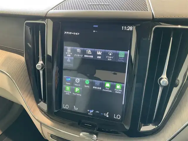 ボルボ ＸＣ６０ B5 AWD インスクリプション 熊本県 2020(令2)年 4.4万km クリスタルホワイトP ・スマートキー/・プッシュスタート/・City Safety/・レーンキープエイド/・ロードサインインフォメーション/・ドライバーアラート/・ハイビームアシスト/・パーキングアシスト/・クロストラフィックアラート/・車検警告/・ブラインドスポットモニター/・アクティブ・ベンディング・ライト/・衝突回避/・クルーズコントロール(追従式)/・グレー革シート/・前席パワーシート/・前席エアシート /・全席シートヒーター /・ハンドルヒーター /・純正メモリナビ/　【Bluetooth・USB・AppleCarPlay・AnsroidAuto】/・harman/kardonサウンドシステム/・フルセグTV/・全方位カメラ/・ETC/・ドライブレコーダー(前後録画)/・パワーバックドア/・LEDヘッドランプ/・LEDフォグランプ/・純正マット