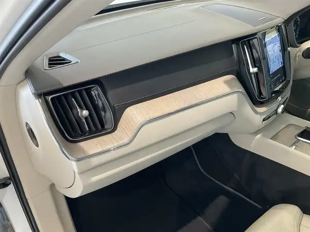 ボルボ ＸＣ６０ B5 AWD インスクリプション 熊本県 2020(令2)年 4.4万km クリスタルホワイトP ・スマートキー/・プッシュスタート/・City Safety/・レーンキープエイド/・ロードサインインフォメーション/・ドライバーアラート/・ハイビームアシスト/・パーキングアシスト/・クロストラフィックアラート/・車検警告/・ブラインドスポットモニター/・アクティブ・ベンディング・ライト/・衝突回避/・クルーズコントロール(追従式)/・グレー革シート/・前席パワーシート/・前席エアシート /・全席シートヒーター /・ハンドルヒーター /・純正メモリナビ/　【Bluetooth・USB・AppleCarPlay・AnsroidAuto】/・harman/kardonサウンドシステム/・フルセグTV/・全方位カメラ/・ETC/・ドライブレコーダー(前後録画)/・パワーバックドア/・LEDヘッドランプ/・LEDフォグランプ/・純正マット