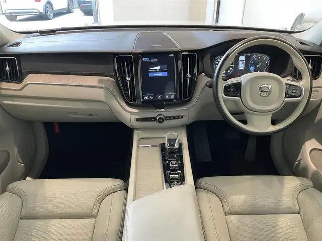 ボルボ ＸＣ６０ B5 AWD インスクリプション 熊本県 2020(令2)年 4.4万km クリスタルホワイトP ・スマートキー/・プッシュスタート/・City Safety/・レーンキープエイド/・ロードサインインフォメーション/・ドライバーアラート/・ハイビームアシスト/・パーキングアシスト/・クロストラフィックアラート/・車検警告/・ブラインドスポットモニター/・アクティブ・ベンディング・ライト/・衝突回避/・クルーズコントロール(追従式)/・グレー革シート/・前席パワーシート/・前席エアシート /・全席シートヒーター /・ハンドルヒーター /・純正メモリナビ/　【CD・BT・USB・AppleCarPlay・AndroidAuto】/・harman/kardonサウンドシステム/・フルセグTV/・全方位カメラ/・ETC/・ドライブレコーダー(前後録画)/・パワーバックドア/・LEDヘッドランプ/・LEDフォグランプ/・純正マット