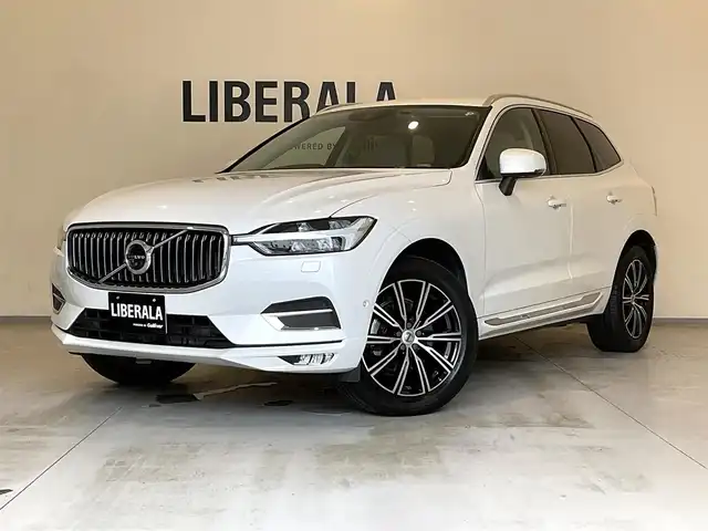 ボルボ ＸＣ６０ B5 AWD インスクリプション 熊本県 2020(令2)年 4.4万km クリスタルホワイトP ・スマートキー/・プッシュスタート/・City Safety/・レーンキープエイド/・ロードサインインフォメーション/・ドライバーアラート/・ハイビームアシスト/・パーキングアシスト/・クロストラフィックアラート/・車検警告/・ブラインドスポットモニター/・アクティブ・ベンディング・ライト/・衝突回避/・クルーズコントロール(追従式)/・グレー革シート/・前席パワーシート/・前席エアシート /・全席シートヒーター /・ハンドルヒーター /・純正メモリナビ/　【CD・BT・USB・AppleCarPlay・AndroidAuto】/・harman/kardonサウンドシステム/・フルセグTV/・全方位カメラ/・ETC/・ドライブレコーダー(前後録画)/・パワーバックドア/・LEDヘッドランプ/・LEDフォグランプ/・純正マット