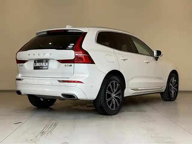 ボルボ ＸＣ６０ B5 AWD インスクリプション 熊本県 2020(令2)年 4.4万km クリスタルホワイトP ・スマートキー/・プッシュスタート/・City Safety/・レーンキープエイド/・ロードサインインフォメーション/・ドライバーアラート/・ハイビームアシスト/・パーキングアシスト/・クロストラフィックアラート/・車検警告/・ブラインドスポットモニター/・アクティブ・ベンディング・ライト/・衝突回避/・クルーズコントロール(追従式)/・グレー革シート/・前席パワーシート/・前席エアシート /・全席シートヒーター /・ハンドルヒーター /・純正メモリナビ/　【CD・BT・USB・AppleCarPlay・AndroidAuto】/・harman/kardonサウンドシステム/・フルセグTV/・全方位カメラ/・ETC/・ドライブレコーダー(前後録画)/・パワーバックドア/・LEDヘッドランプ/・LEDフォグランプ/・純正マット
