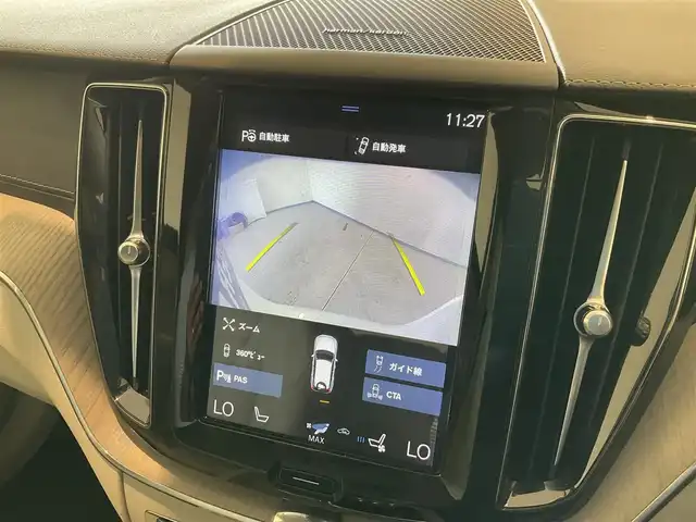 ボルボ ＸＣ６０ B5 AWD インスクリプション 熊本県 2020(令2)年 4.4万km クリスタルホワイトP ・スマートキー/・プッシュスタート/・City Safety/・レーンキープエイド/・ロードサインインフォメーション/・ドライバーアラート/・ハイビームアシスト/・パーキングアシスト/・クロストラフィックアラート/・車検警告/・ブラインドスポットモニター/・アクティブ・ベンディング・ライト/・衝突回避/・クルーズコントロール(追従式)/・グレー革シート/・前席パワーシート/・前席エアシート /・全席シートヒーター /・ハンドルヒーター /・純正メモリナビ/　【CD・BT・USB・AppleCarPlay・AndroidAuto】/・harman/kardonサウンドシステム/・フルセグTV/・全方位カメラ/・ETC/・ドライブレコーダー(前後録画)/・パワーバックドア/・LEDヘッドランプ/・LEDフォグランプ/・純正マット