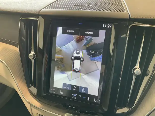 ボルボ ＸＣ６０ B5 AWD インスクリプション 熊本県 2020(令2)年 4.4万km クリスタルホワイトP ・スマートキー/・プッシュスタート/・City Safety/・レーンキープエイド/・ロードサインインフォメーション/・ドライバーアラート/・ハイビームアシスト/・パーキングアシスト/・クロストラフィックアラート/・車検警告/・ブラインドスポットモニター/・アクティブ・ベンディング・ライト/・衝突回避/・クルーズコントロール(追従式)/・グレー革シート/・前席パワーシート/・前席エアシート /・全席シートヒーター /・ハンドルヒーター /・純正メモリナビ/　【CD・BT・USB・AppleCarPlay・AndroidAuto】/・harman/kardonサウンドシステム/・フルセグTV/・全方位カメラ/・ETC/・ドライブレコーダー(前後録画)/・パワーバックドア/・LEDヘッドランプ/・LEDフォグランプ/・純正マット