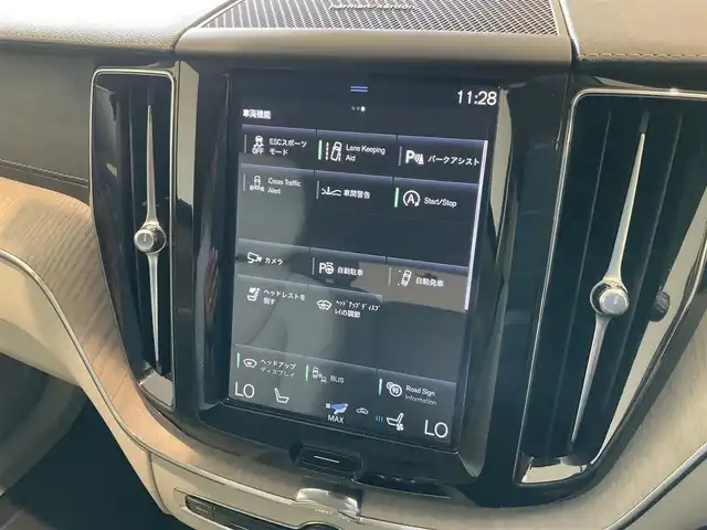 ボルボ ＸＣ６０ B5 AWD インスクリプション 熊本県 2020(令2)年 4.4万km クリスタルホワイトP ・スマートキー/・プッシュスタート/・City Safety/・レーンキープエイド/・ロードサインインフォメーション/・ドライバーアラート/・ハイビームアシスト/・パーキングアシスト/・クロストラフィックアラート/・車検警告/・ブラインドスポットモニター/・アクティブ・ベンディング・ライト/・衝突回避/・クルーズコントロール(追従式)/・グレー革シート/・前席パワーシート/・前席エアシート /・全席シートヒーター /・ハンドルヒーター /・純正メモリナビ/　【CD・BT・USB・AppleCarPlay・AndroidAuto】/・harman/kardonサウンドシステム/・フルセグTV/・全方位カメラ/・ETC/・ドライブレコーダー(前後録画)/・パワーバックドア/・LEDヘッドランプ/・LEDフォグランプ/・純正マット