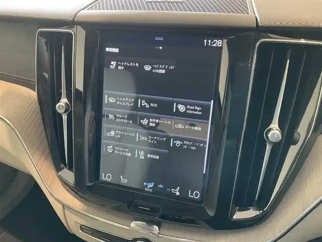 ボルボ ＸＣ６０ B5 AWD インスクリプション 熊本県 2020(令2)年 4.4万km クリスタルホワイトP ・スマートキー/・プッシュスタート/・City Safety/・レーンキープエイド/・ロードサインインフォメーション/・ドライバーアラート/・ハイビームアシスト/・パーキングアシスト/・クロストラフィックアラート/・車検警告/・ブラインドスポットモニター/・アクティブ・ベンディング・ライト/・衝突回避/・クルーズコントロール(追従式)/・グレー革シート/・前席パワーシート/・前席エアシート /・全席シートヒーター /・ハンドルヒーター /・純正メモリナビ/　【CD・BT・USB・AppleCarPlay・AndroidAuto】/・harman/kardonサウンドシステム/・フルセグTV/・全方位カメラ/・ETC/・ドライブレコーダー(前後録画)/・パワーバックドア/・LEDヘッドランプ/・LEDフォグランプ/・純正マット