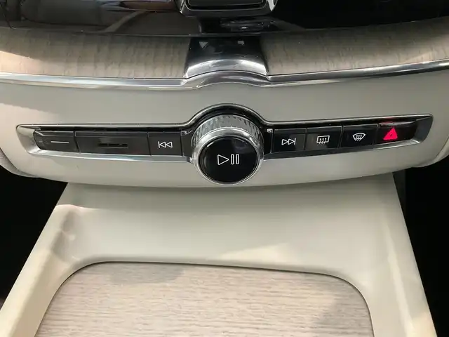 ボルボ ＸＣ６０ B5 AWD インスクリプション 熊本県 2020(令2)年 4.4万km クリスタルホワイトP ・スマートキー/・プッシュスタート/・City Safety/・レーンキープエイド/・ロードサインインフォメーション/・ドライバーアラート/・ハイビームアシスト/・パーキングアシスト/・クロストラフィックアラート/・車検警告/・ブラインドスポットモニター/・アクティブ・ベンディング・ライト/・衝突回避/・クルーズコントロール(追従式)/・グレー革シート/・前席パワーシート/・前席エアシート /・全席シートヒーター /・ハンドルヒーター /・純正メモリナビ/　【CD・BT・USB・AppleCarPlay・AndroidAuto】/・harman/kardonサウンドシステム/・フルセグTV/・全方位カメラ/・ETC/・ドライブレコーダー(前後録画)/・パワーバックドア/・LEDヘッドランプ/・LEDフォグランプ/・純正マット