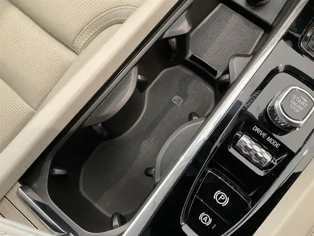 ボルボ ＸＣ６０ B5 AWD インスクリプション 熊本県 2020(令2)年 4.4万km クリスタルホワイトP ・スマートキー/・プッシュスタート/・City Safety/・レーンキープエイド/・ロードサインインフォメーション/・ドライバーアラート/・ハイビームアシスト/・パーキングアシスト/・クロストラフィックアラート/・車検警告/・ブラインドスポットモニター/・アクティブ・ベンディング・ライト/・衝突回避/・クルーズコントロール(追従式)/・グレー革シート/・前席パワーシート/・前席エアシート /・全席シートヒーター /・ハンドルヒーター /・純正メモリナビ/　【CD・BT・USB・AppleCarPlay・AndroidAuto】/・harman/kardonサウンドシステム/・フルセグTV/・全方位カメラ/・ETC/・ドライブレコーダー(前後録画)/・パワーバックドア/・LEDヘッドランプ/・LEDフォグランプ/・純正マット