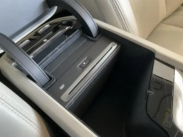 ボルボ ＸＣ６０ B5 AWD インスクリプション 熊本県 2020(令2)年 4.4万km クリスタルホワイトP ・スマートキー/・プッシュスタート/・City Safety/・レーンキープエイド/・ロードサインインフォメーション/・ドライバーアラート/・ハイビームアシスト/・パーキングアシスト/・クロストラフィックアラート/・車検警告/・ブラインドスポットモニター/・アクティブ・ベンディング・ライト/・衝突回避/・クルーズコントロール(追従式)/・グレー革シート/・前席パワーシート/・前席エアシート /・全席シートヒーター /・ハンドルヒーター /・純正メモリナビ/　【CD・BT・USB・AppleCarPlay・AndroidAuto】/・harman/kardonサウンドシステム/・フルセグTV/・全方位カメラ/・ETC/・ドライブレコーダー(前後録画)/・パワーバックドア/・LEDヘッドランプ/・LEDフォグランプ/・純正マット