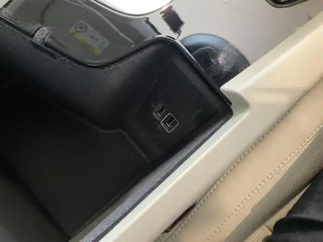 ボルボ ＸＣ６０ B5 AWD インスクリプション 熊本県 2020(令2)年 4.4万km クリスタルホワイトP ・スマートキー/・プッシュスタート/・City Safety/・レーンキープエイド/・ロードサインインフォメーション/・ドライバーアラート/・ハイビームアシスト/・パーキングアシスト/・クロストラフィックアラート/・車検警告/・ブラインドスポットモニター/・アクティブ・ベンディング・ライト/・衝突回避/・クルーズコントロール(追従式)/・グレー革シート/・前席パワーシート/・前席エアシート /・全席シートヒーター /・ハンドルヒーター /・純正メモリナビ/　【CD・BT・USB・AppleCarPlay・AndroidAuto】/・harman/kardonサウンドシステム/・フルセグTV/・全方位カメラ/・ETC/・ドライブレコーダー(前後録画)/・パワーバックドア/・LEDヘッドランプ/・LEDフォグランプ/・純正マット