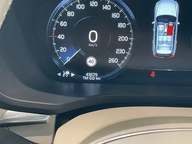 ボルボ ＸＣ６０ B5 AWD インスクリプション 熊本県 2020(令2)年 4.4万km クリスタルホワイトP ・スマートキー/・プッシュスタート/・City Safety/・レーンキープエイド/・ロードサインインフォメーション/・ドライバーアラート/・ハイビームアシスト/・パーキングアシスト/・クロストラフィックアラート/・車検警告/・ブラインドスポットモニター/・アクティブ・ベンディング・ライト/・衝突回避/・クルーズコントロール(追従式)/・グレー革シート/・前席パワーシート/・前席エアシート /・全席シートヒーター /・ハンドルヒーター /・純正メモリナビ/　【CD・BT・USB・AppleCarPlay・AndroidAuto】/・harman/kardonサウンドシステム/・フルセグTV/・全方位カメラ/・ETC/・ドライブレコーダー(前後録画)/・パワーバックドア/・LEDヘッドランプ/・LEDフォグランプ/・純正マット