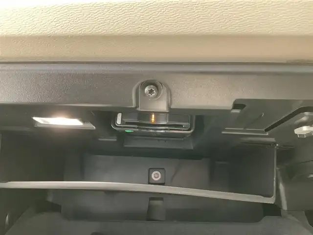 ボルボ ＸＣ６０ B5 AWD インスクリプション 熊本県 2020(令2)年 4.4万km クリスタルホワイトP ・スマートキー/・プッシュスタート/・City Safety/・レーンキープエイド/・ロードサインインフォメーション/・ドライバーアラート/・ハイビームアシスト/・パーキングアシスト/・クロストラフィックアラート/・車検警告/・ブラインドスポットモニター/・アクティブ・ベンディング・ライト/・衝突回避/・クルーズコントロール(追従式)/・グレー革シート/・前席パワーシート/・前席エアシート /・全席シートヒーター /・ハンドルヒーター /・純正メモリナビ/　【CD・BT・USB・AppleCarPlay・AndroidAuto】/・harman/kardonサウンドシステム/・フルセグTV/・全方位カメラ/・ETC/・ドライブレコーダー(前後録画)/・パワーバックドア/・LEDヘッドランプ/・LEDフォグランプ/・純正マット