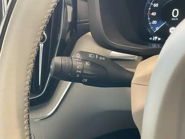 ボルボ ＸＣ６０ B5 AWD インスクリプション 熊本県 2020(令2)年 4.4万km クリスタルホワイトP ・スマートキー/・プッシュスタート/・City Safety/・レーンキープエイド/・ロードサインインフォメーション/・ドライバーアラート/・ハイビームアシスト/・パーキングアシスト/・クロストラフィックアラート/・車検警告/・ブラインドスポットモニター/・アクティブ・ベンディング・ライト/・衝突回避/・クルーズコントロール(追従式)/・グレー革シート/・前席パワーシート/・前席エアシート /・全席シートヒーター /・ハンドルヒーター /・純正メモリナビ/　【CD・BT・USB・AppleCarPlay・AndroidAuto】/・harman/kardonサウンドシステム/・フルセグTV/・全方位カメラ/・ETC/・ドライブレコーダー(前後録画)/・パワーバックドア/・LEDヘッドランプ/・LEDフォグランプ/・純正マット