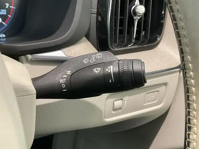 ボルボ ＸＣ６０ B5 AWD インスクリプション 熊本県 2020(令2)年 4.4万km クリスタルホワイトP ・スマートキー/・プッシュスタート/・City Safety/・レーンキープエイド/・ロードサインインフォメーション/・ドライバーアラート/・ハイビームアシスト/・パーキングアシスト/・クロストラフィックアラート/・車検警告/・ブラインドスポットモニター/・アクティブ・ベンディング・ライト/・衝突回避/・クルーズコントロール(追従式)/・グレー革シート/・前席パワーシート/・前席エアシート /・全席シートヒーター /・ハンドルヒーター /・純正メモリナビ/　【CD・BT・USB・AppleCarPlay・AndroidAuto】/・harman/kardonサウンドシステム/・フルセグTV/・全方位カメラ/・ETC/・ドライブレコーダー(前後録画)/・パワーバックドア/・LEDヘッドランプ/・LEDフォグランプ/・純正マット