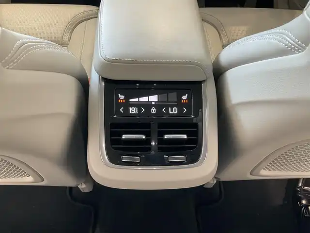ボルボ ＸＣ６０ B5 AWD インスクリプション 熊本県 2020(令2)年 4.4万km クリスタルホワイトP ・スマートキー/・プッシュスタート/・City Safety/・レーンキープエイド/・ロードサインインフォメーション/・ドライバーアラート/・ハイビームアシスト/・パーキングアシスト/・クロストラフィックアラート/・車検警告/・ブラインドスポットモニター/・アクティブ・ベンディング・ライト/・衝突回避/・クルーズコントロール(追従式)/・グレー革シート/・前席パワーシート/・前席エアシート /・全席シートヒーター /・ハンドルヒーター /・純正メモリナビ/　【CD・BT・USB・AppleCarPlay・AndroidAuto】/・harman/kardonサウンドシステム/・フルセグTV/・全方位カメラ/・ETC/・ドライブレコーダー(前後録画)/・パワーバックドア/・LEDヘッドランプ/・LEDフォグランプ/・純正マット
